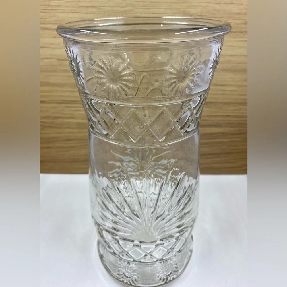 VINTAGE~NIEMAN MARCUS VASE~CLEAR~STARBURST & DAISY PATTERN~MARKINGS ON BOTTOM~G2
